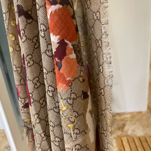 Authentic Gucci wool red and pink floral scarf shawl wrap  new condition - Picture 4 of 5